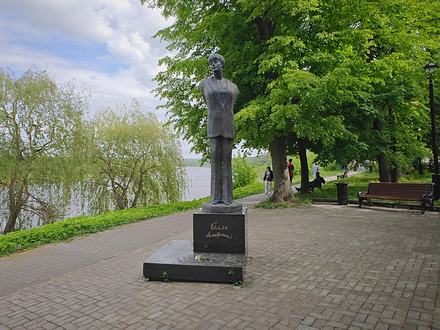 Памятник Белле Ахмадулиной
