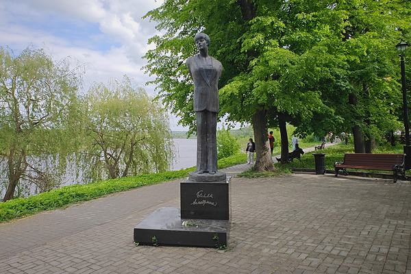 Памятник Белле Ахмадулиной