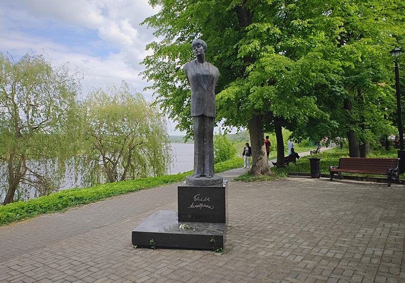 Памятник Белле Ахмадулиной
