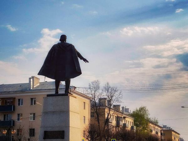 Владимир Храбрый с видом на ул. Советская